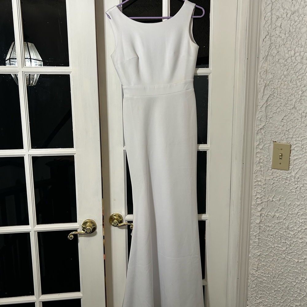 Elegant White Sleeveless Dress